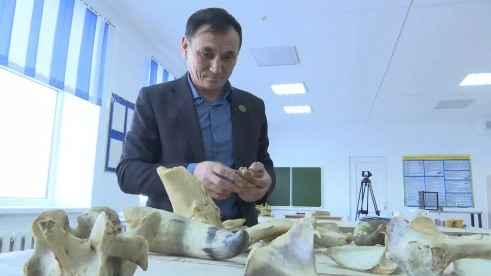 Резьба по кости: казахстанский педагог учит детей терпению и традициям