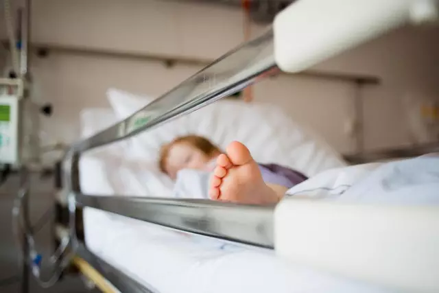 Таразда анасы терезеден лақытырып жіберген екі баланың жағдайы белгілі болды