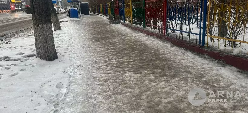 Семей қаласында тайғақ жол тұрғындарға қиындық тудырды