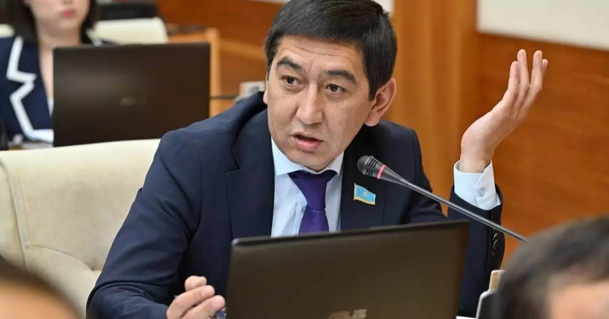  `Мемлекеттік тілмен еш тіл тең емес, қатар ғана`: Ринат Зайыт Конституциядағы даулы өзгеріске пікір білдірді 