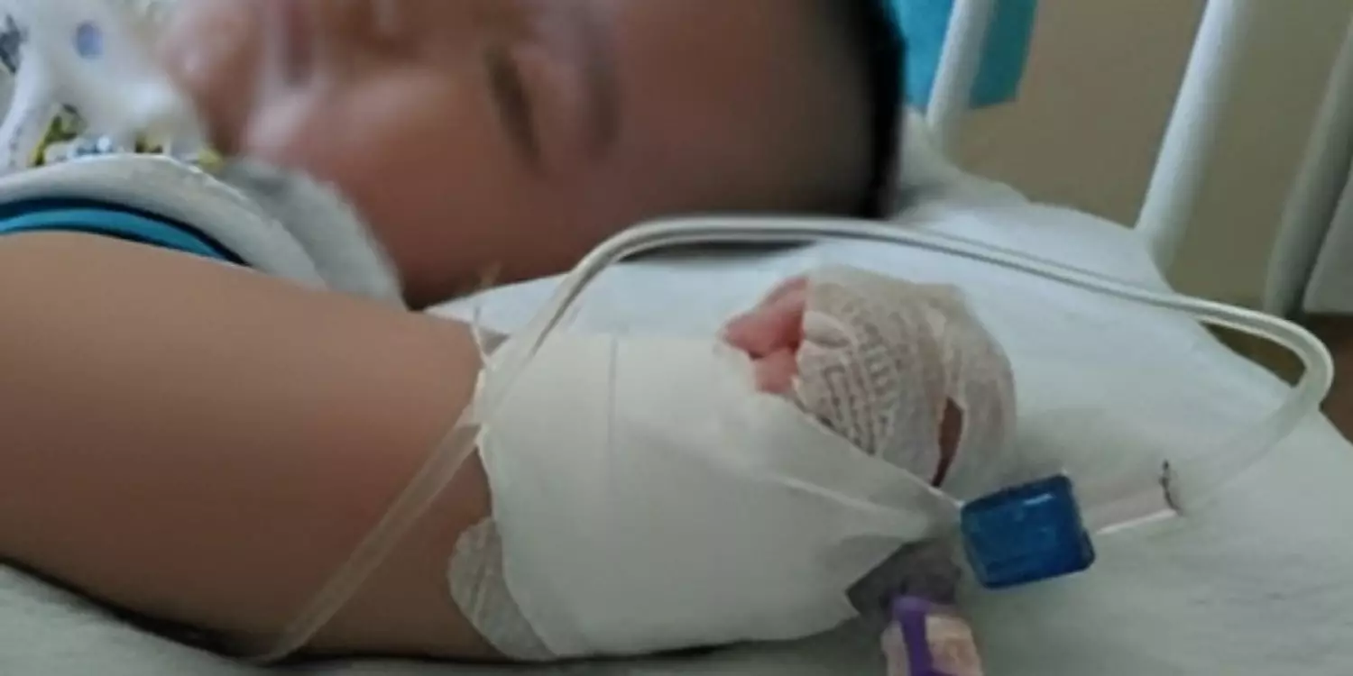 Таразда анасы терезеден лақтырған екі баланың жағдайы белгілі болды