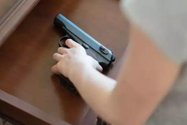 Петропавлда мектеп оқушысының сөмкесінен суық қару табылған