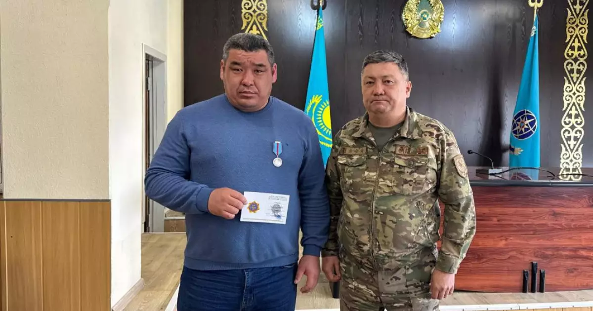  ШҚО-да екі баланы құтқарып қалған мұғалім марапатталды 