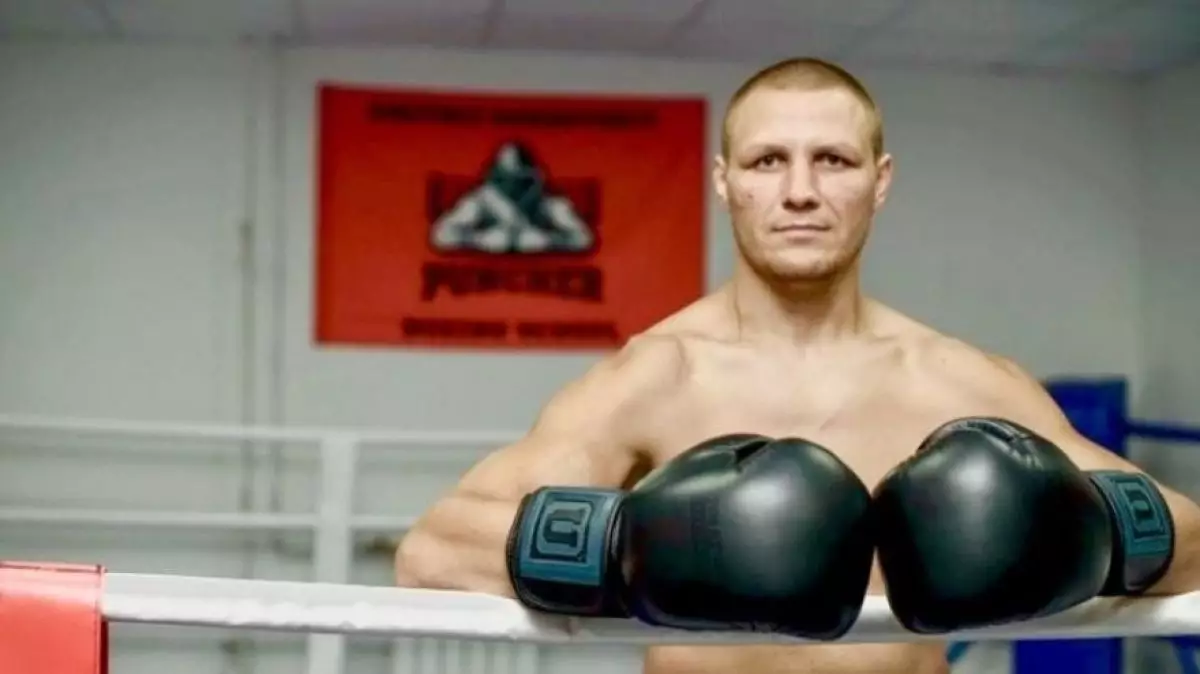 Ресейлік боксшы лифтіде сал ауруына шалдыққан жігітті соққыға жықты