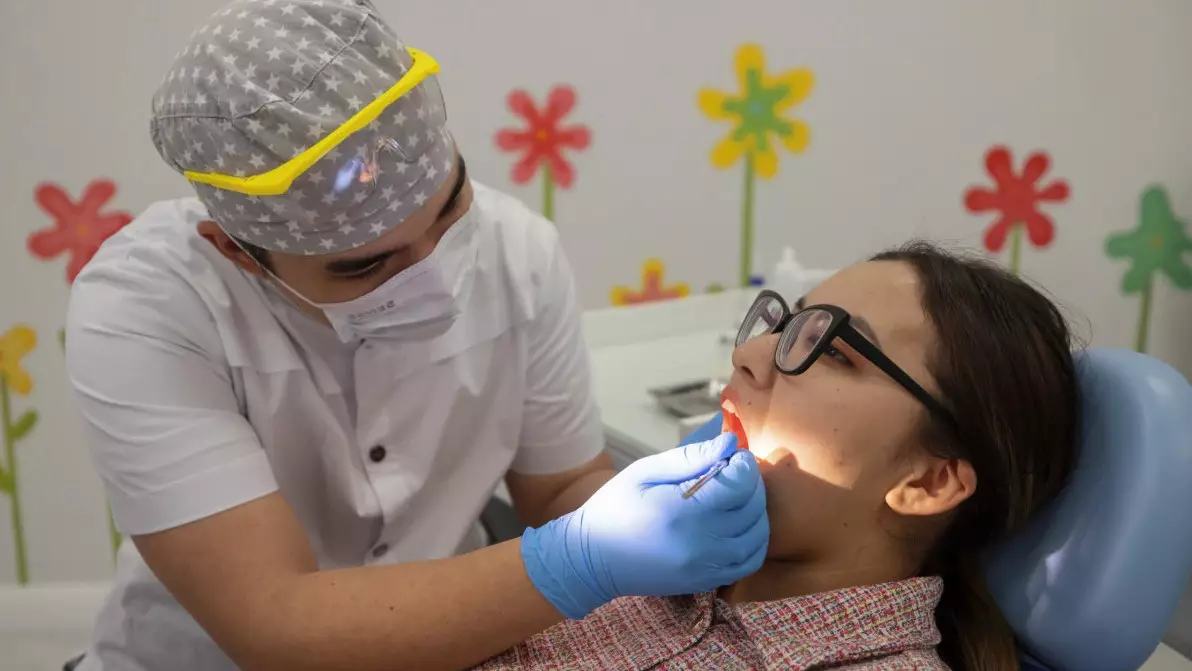 Имплантсыз ем: Жапонияда түсіп қалған тісті қайта өсіретін дәрі шығарылмақ