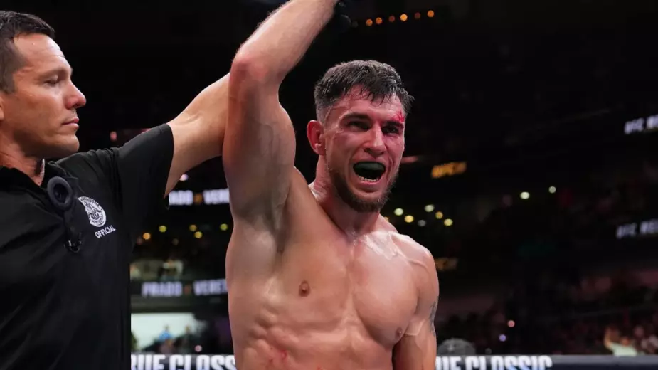 Казахстанец сделал заявление после досрочной победы в UFC