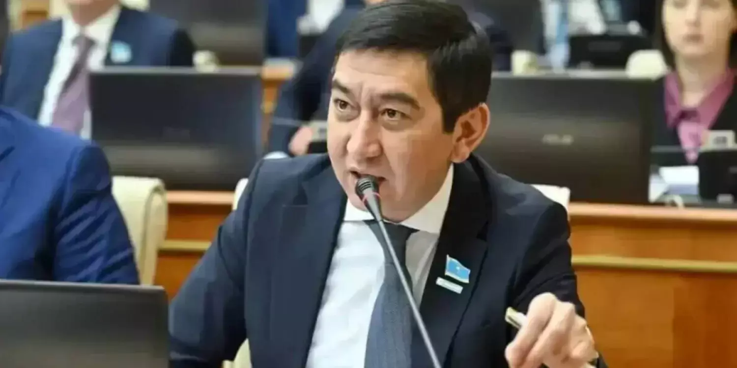 Мемлекеттік тілмен еш тіл тең емес, қатар ғана: Зайытов Ата заңдағы тілге қатысты өзгеріске өз ойын айтты