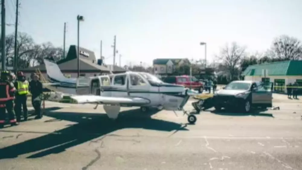 Самолёт приземлился прямо на дорогу и протаранил несколько авто в США