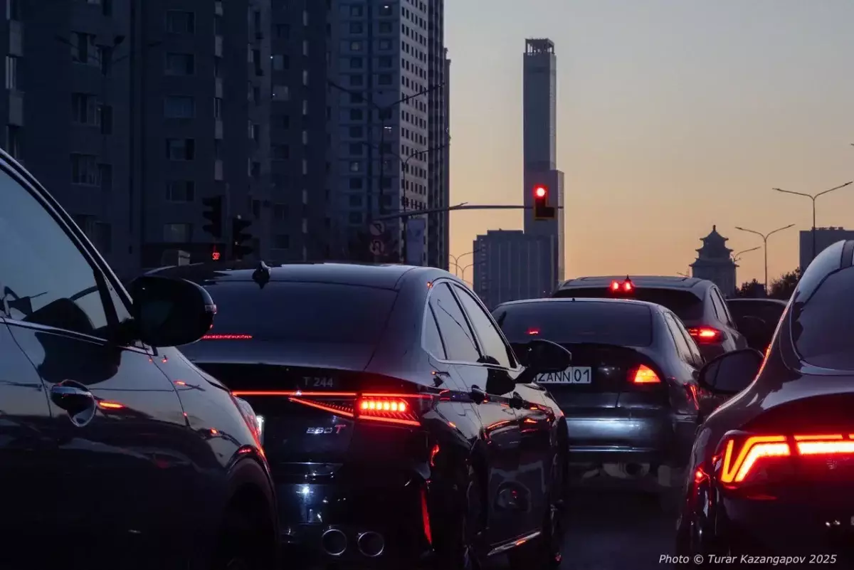 В центре Астаны образовались пятибалльные пробки и взлетели цены на такси