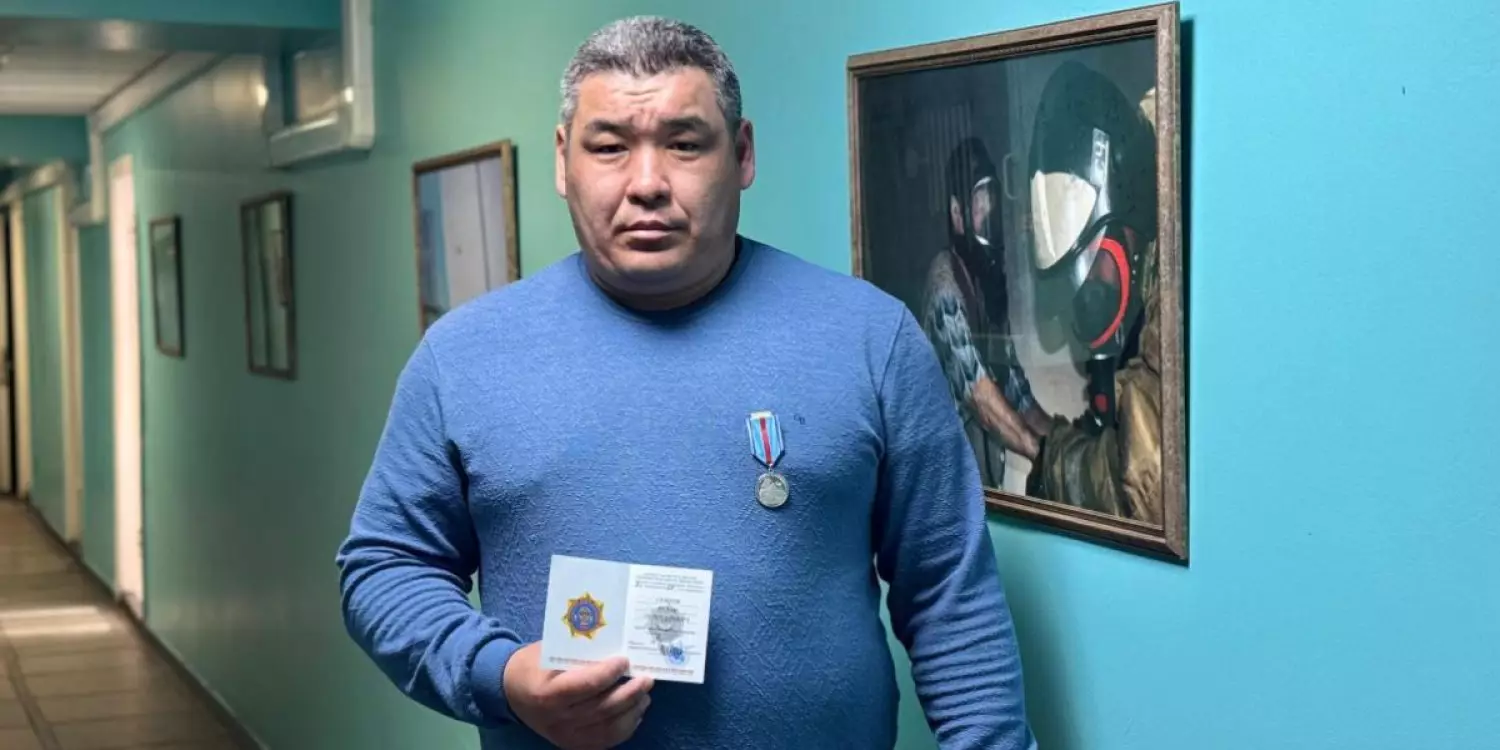 Ауыл мұғалімі екі баланы ажал аузынан аман алып қалғаны үшін министрден марапат алды