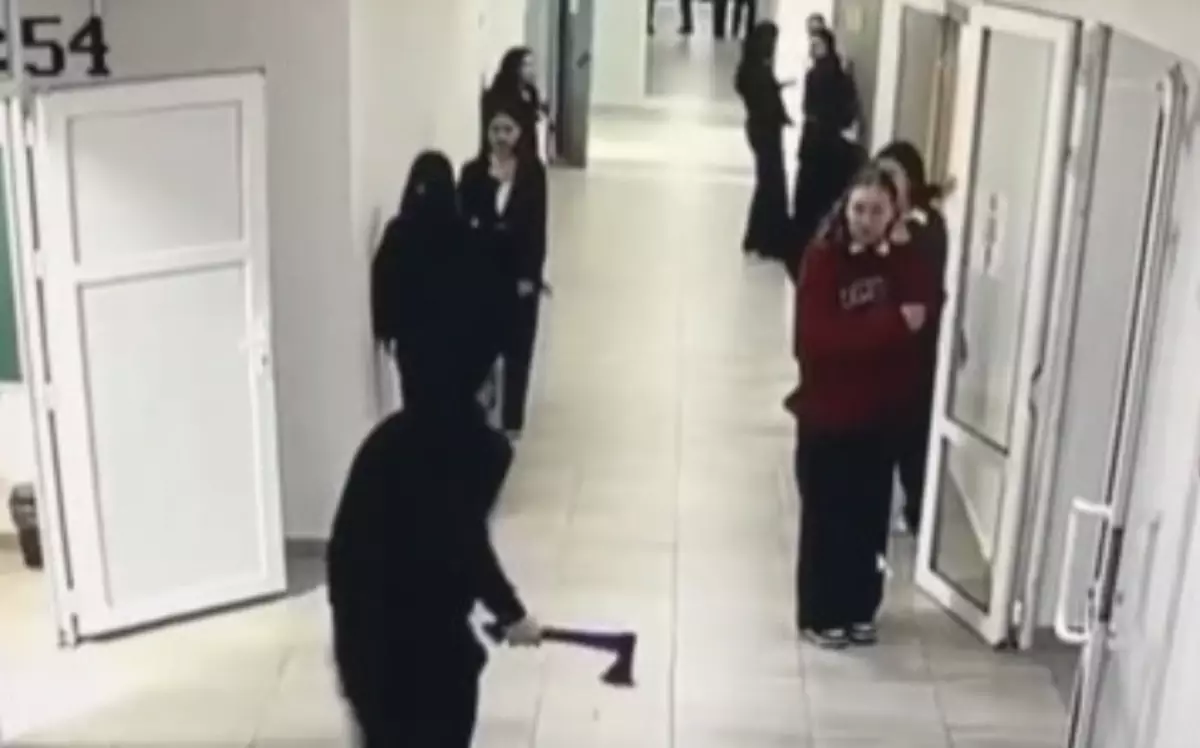 Атырауда қатарластарын балтамен қуалаған оқушы сабаққа барып жүр