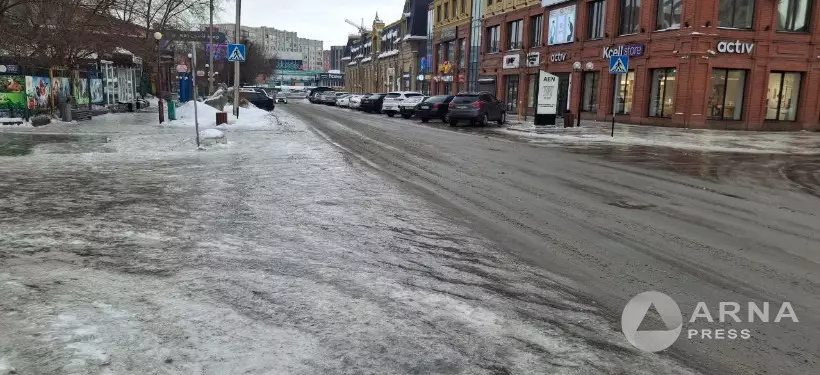 Резкая оттепель превратила улицы Семея в ледовый каток