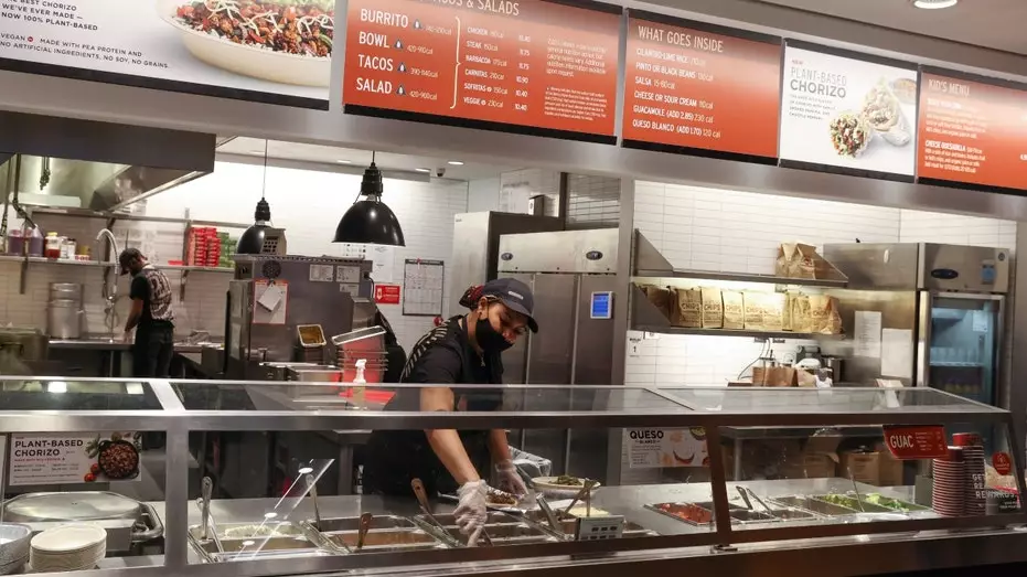 Гендиректор Chipotle предположительно заявил, что компания продолжит повышать цены, ориентируясь на клиентов с доходом свыше 100 тысяч долларов.