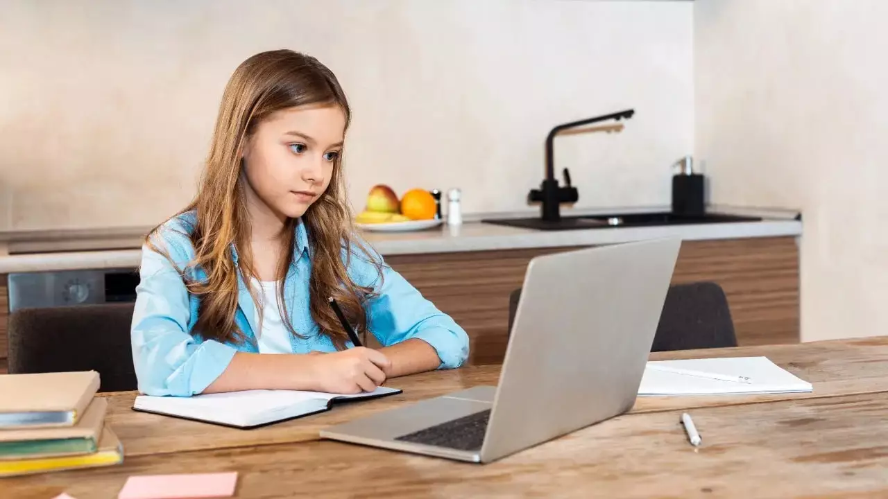 Астанада ауа райы күрт бұзылды: Екінші ауысым оқушылары үйден оқиды