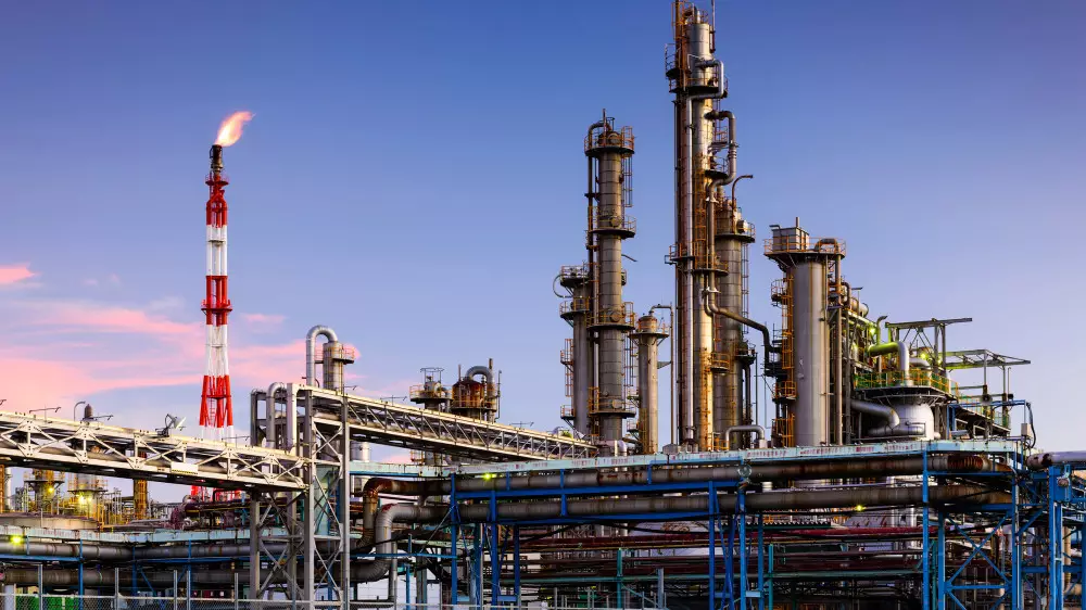 Токаев поручил принять решение по новому НПЗ