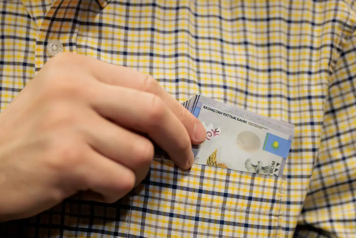 Казахстанец пытался дать взятку полицейскому и отделался штрафом