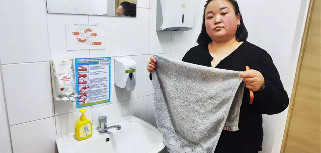 «Алты адамға бір орамал, сынық компьютер, өлі жандарға жалақы»: Алматыдағы №1 емхана «мафияға» айналған ба?