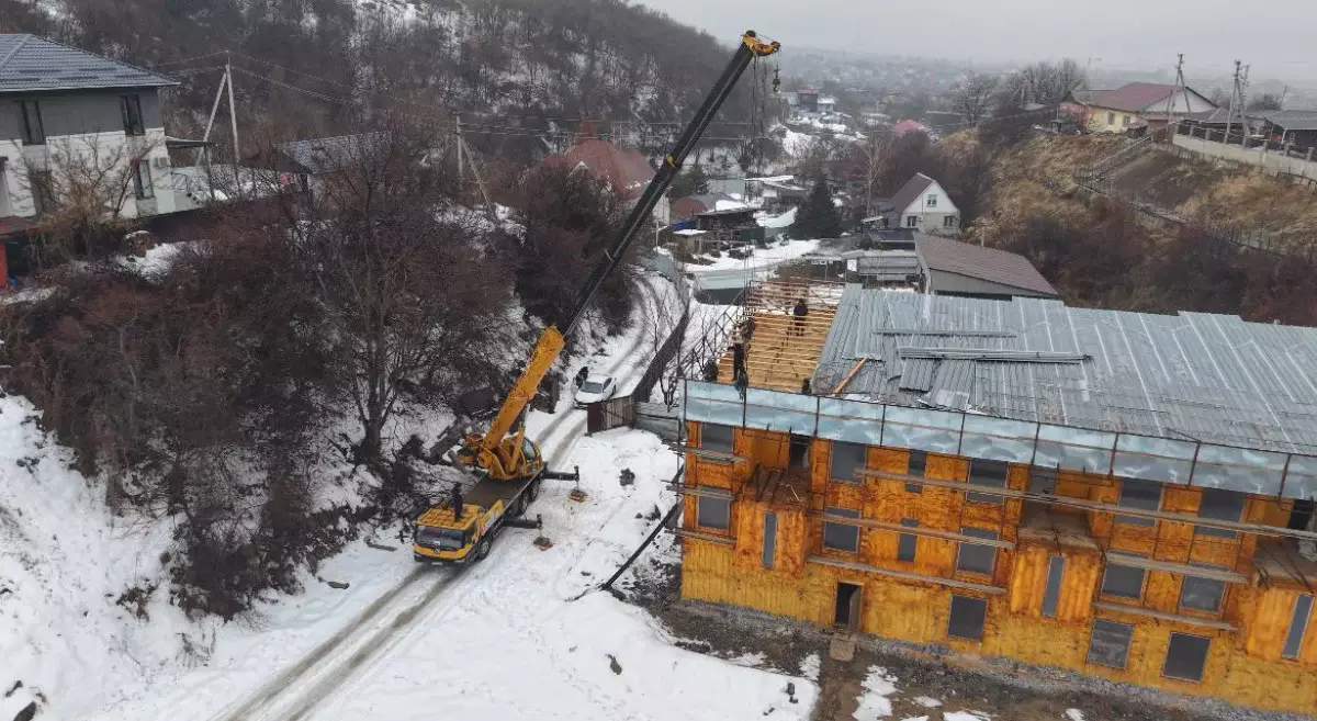 Незаконный трехэтажный объект сносят в предгорье Алматы