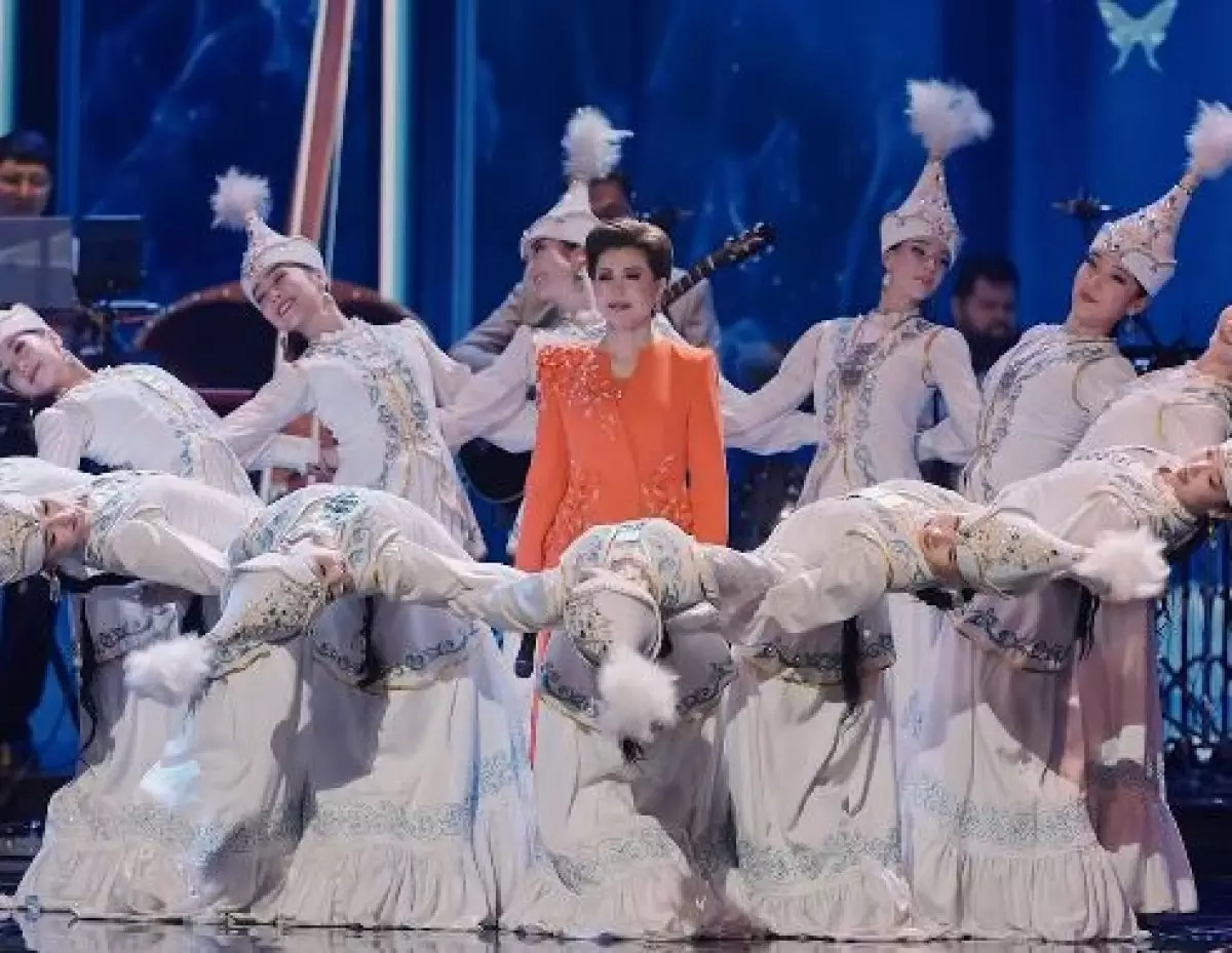 Роза Рымбаева показала кадры с юбилейного концерта в Алматы (ВИДЕО)