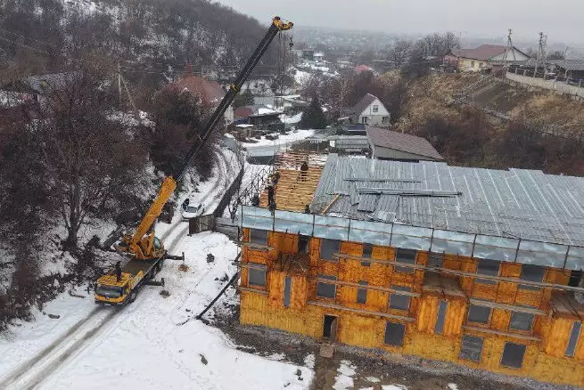 В предгорьях Алматы сносят незаконный трехэтажный объект