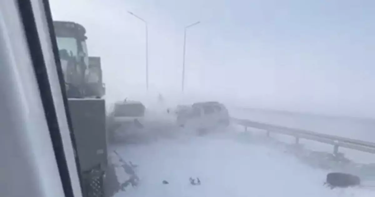  Ақтөбе облысында жол апатынан төрт адам қаза тауып, ондаған көлік соқтығысты 