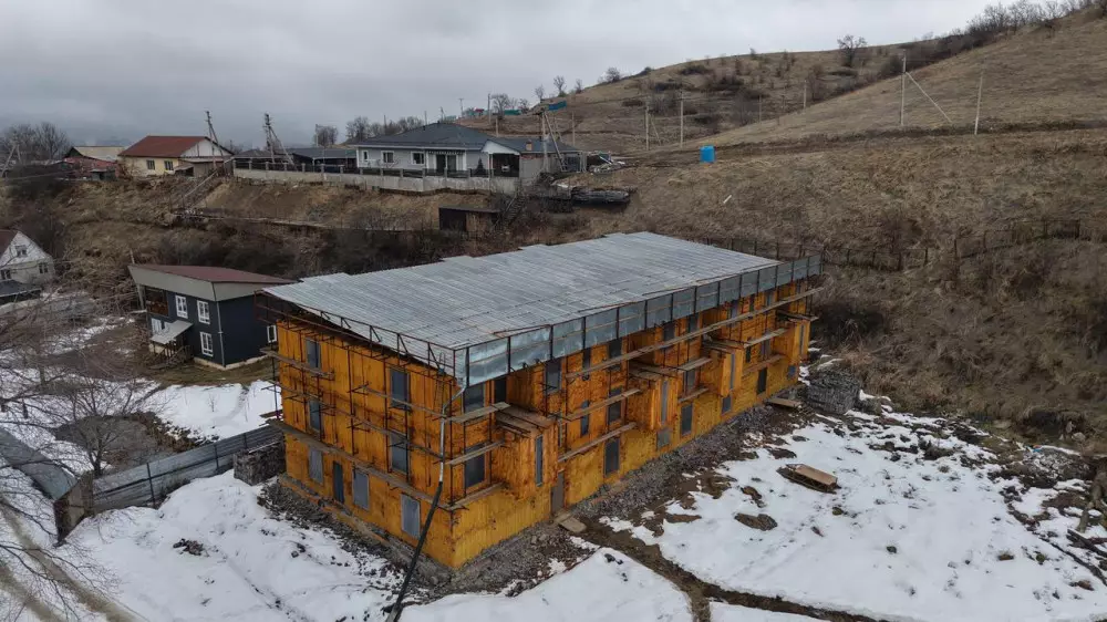 Алматыда тау бөктерінде заңсыз салынған үш қабатты нысан сүріліп жатыр