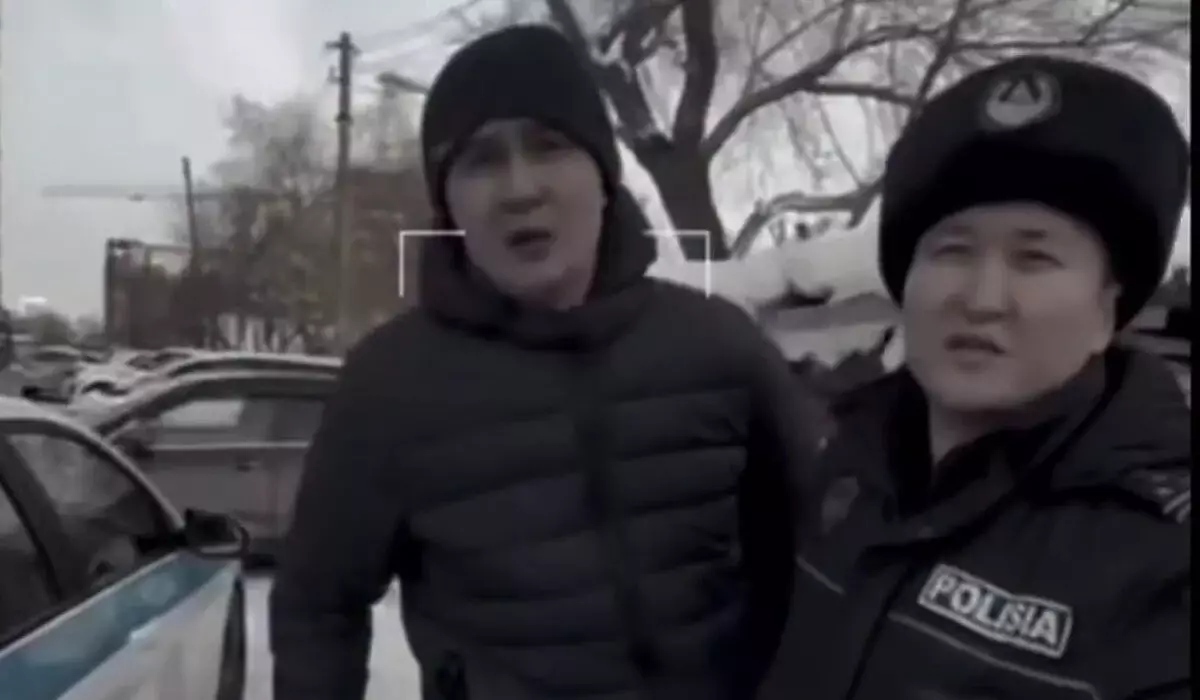 «Угрожал, что убьет»: мужчина разбил машину женщины с инвалидностью в Астане (ВИДЕО)