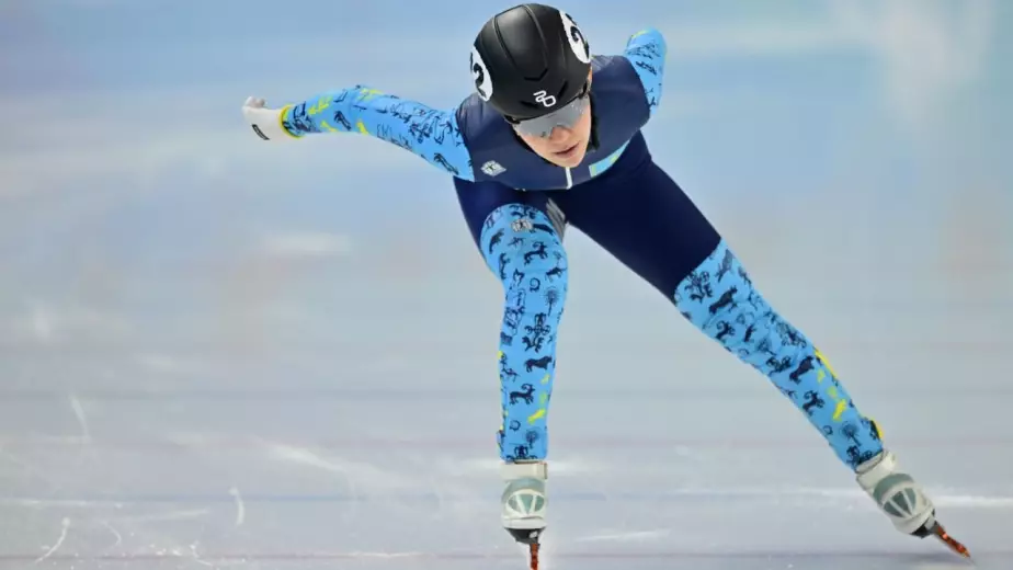 Падением завершился забег казахстанки с чемпионками по шорт-треку на Олимпиаде