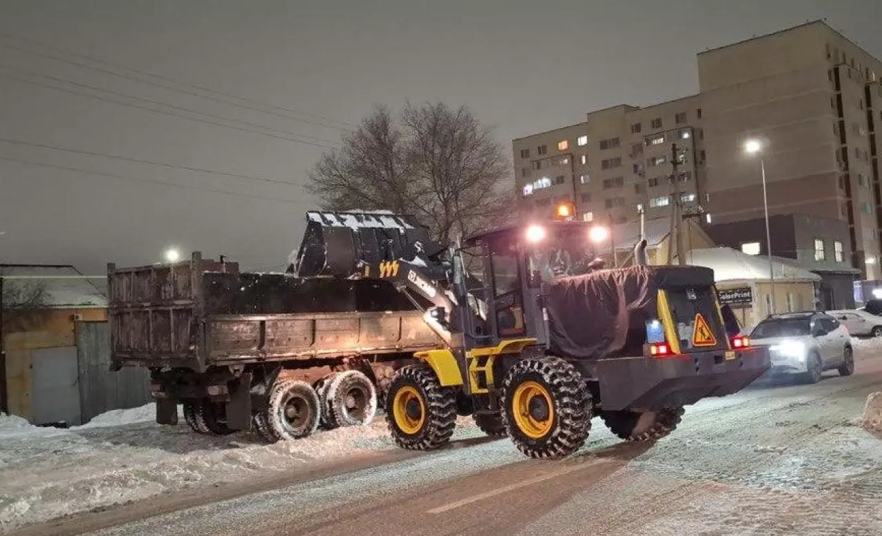 К уборке снега в Астане привлекли около 2000 единиц спецтехники