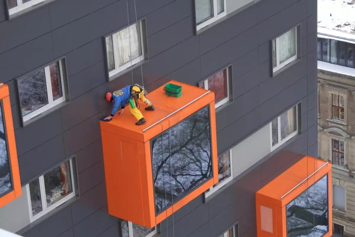 Альпинист сорвался с 9-го этажа в Астане (ВИДЕО)