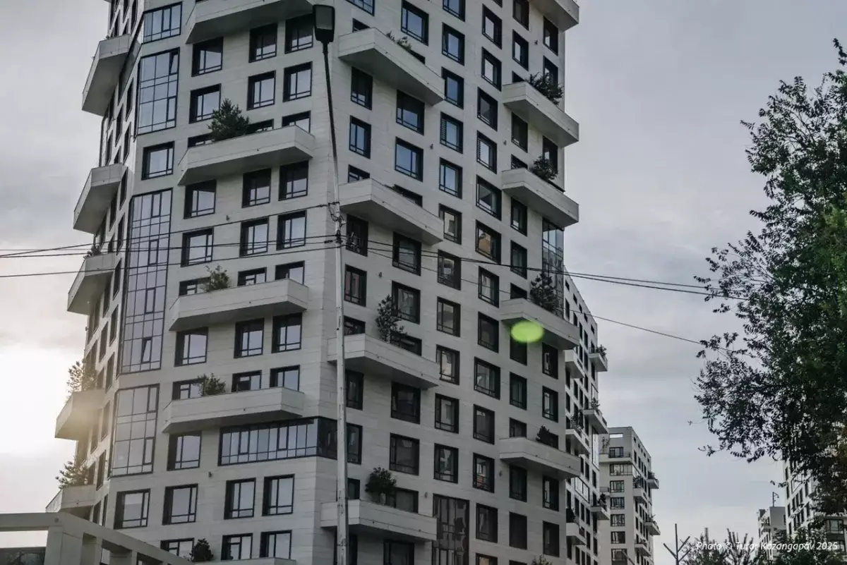 В Астане промышленный альпинист сорвался с высоты девятого этажа