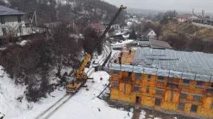 Алматыда тау бөктерінде заңсыз салынған үш қабатты нысан бұзылып жатыр