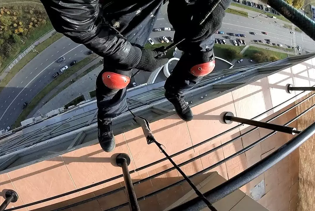 Альпинист сорвался с 9 этажа в Астане