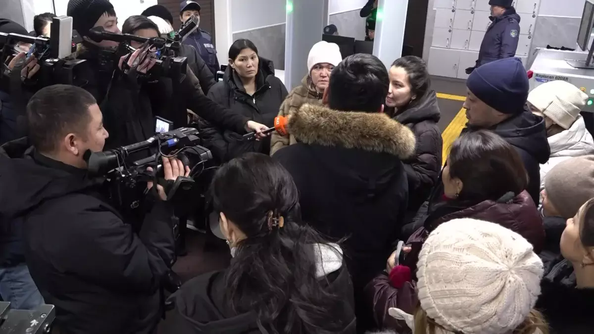 Tesla Education: Бас прокуратура алдына ақшасын қайта алмаған ата-аналар жиналды