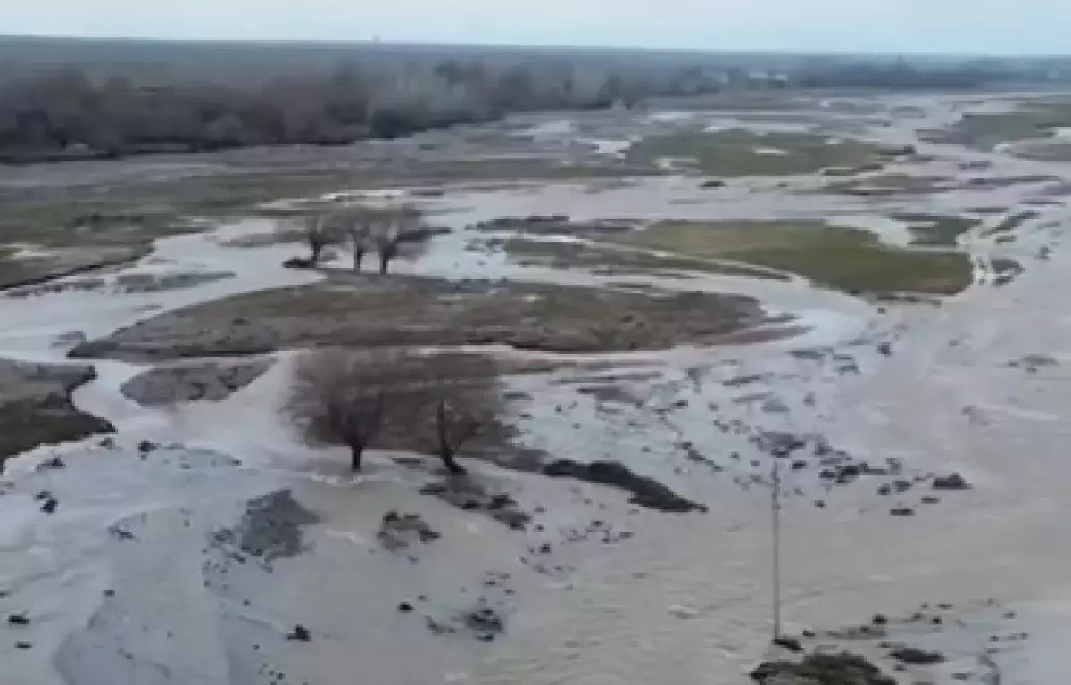 Река на юге Казахстана смыла дорогу: десятки жителей эвакуированы