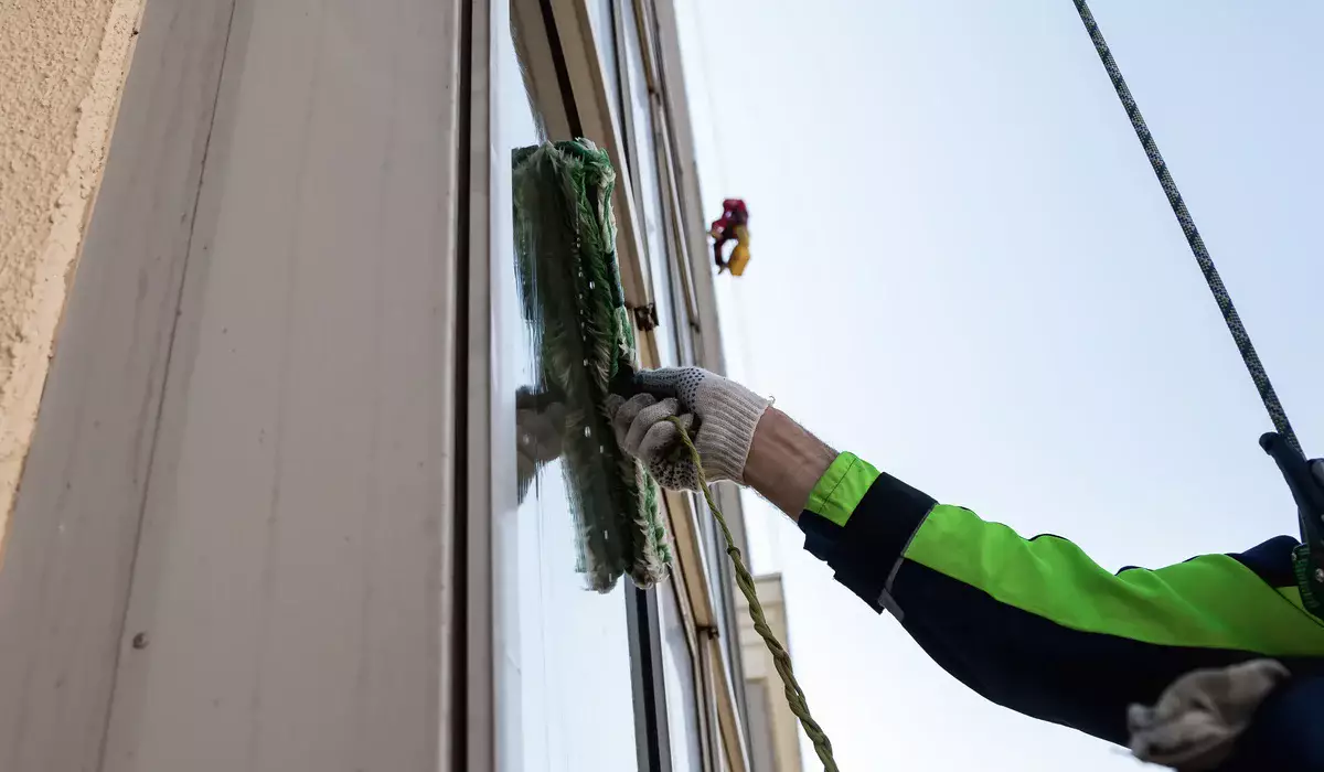 Промышленный альпинист сорвался с девятого этажа в Астане