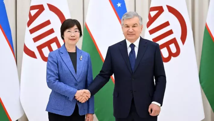 Мирзиёев принял нового президента АБИИ