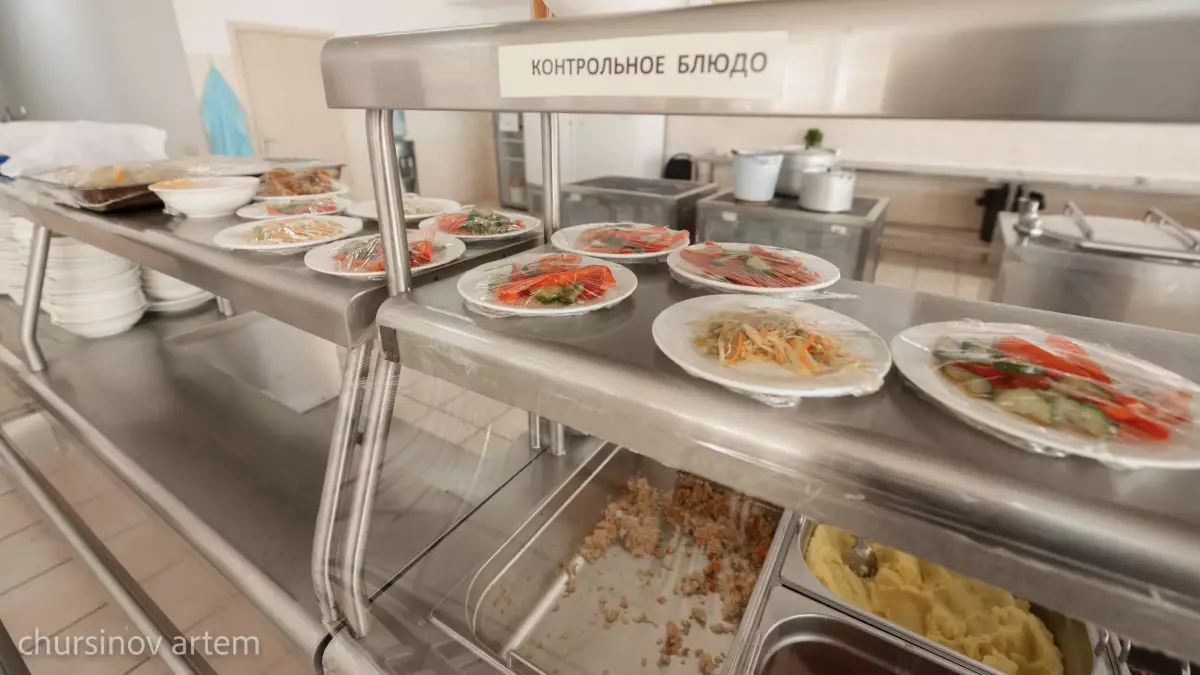 192 млрд тенге на школьное питание: почему дети остаются голодными, а еда в мусорных баках