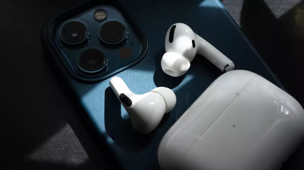 Наушники-путешественники улетели в тур по Казахстану: как вернуть забытые в самолете вещи