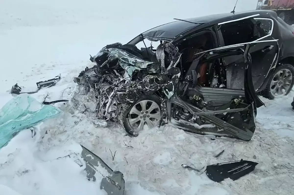 В Актюбинской области легковушка выехала на встречку и столкнулась с грузовиком