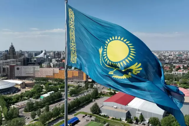 Павлодарда мұғалімдер мемлекеттік рәмізді өртеген (ВИДЕО)