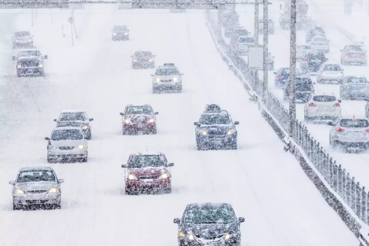 Казахстан в снежном плену: водителей предупредили о массовом закрытии трасс