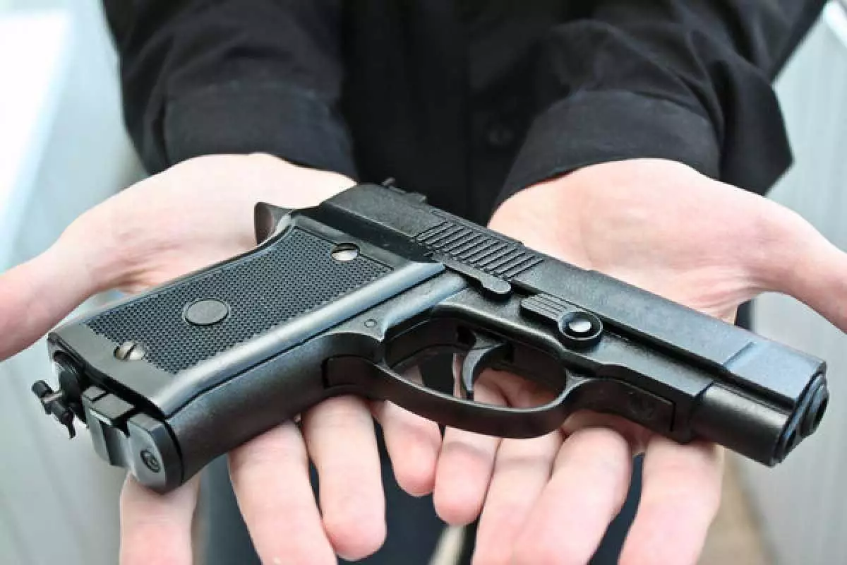 С оружием в школу: ученик пронес пневматический пистолет в учебное заведение в Петропавлоске