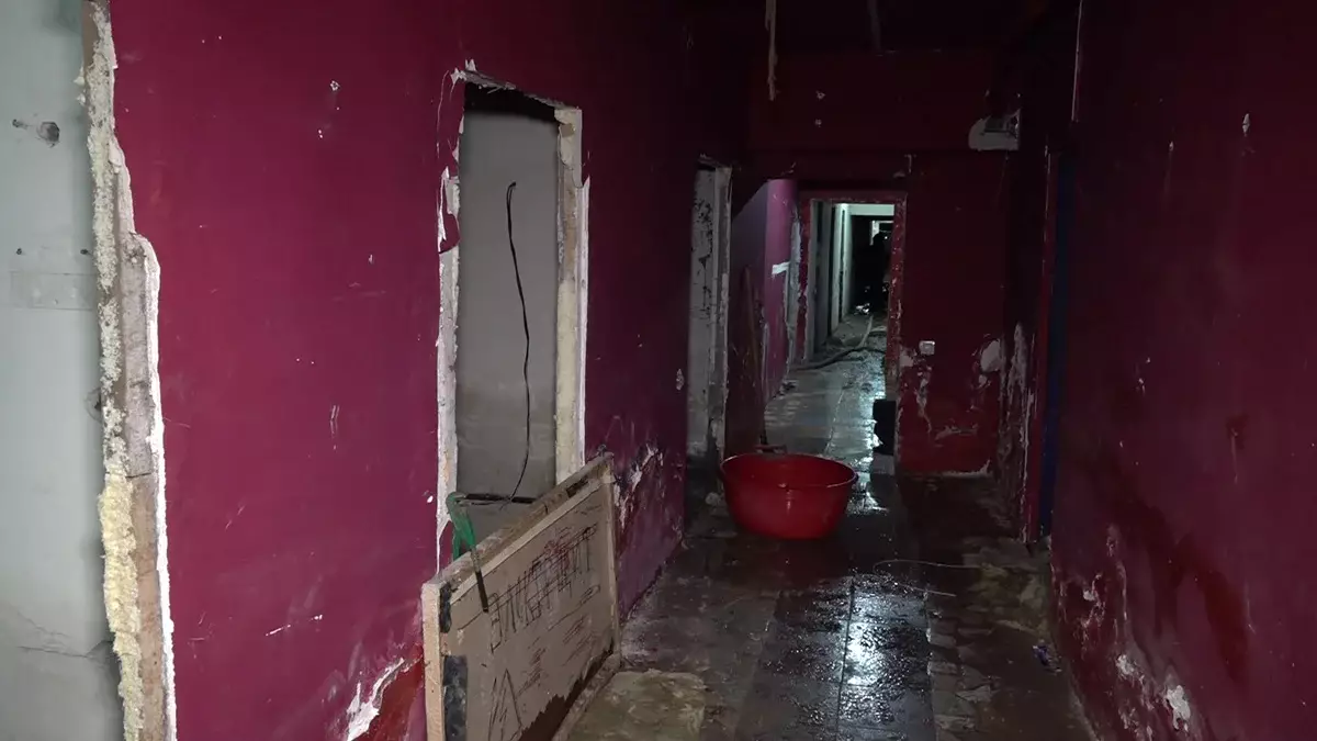 Крыша течёт, лифт стоит: в Каскелене люди жалуются на коммунальные проблемы многоэтажки