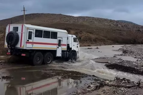 Размыло дорогу в зоне отдыха в Туркестанской области