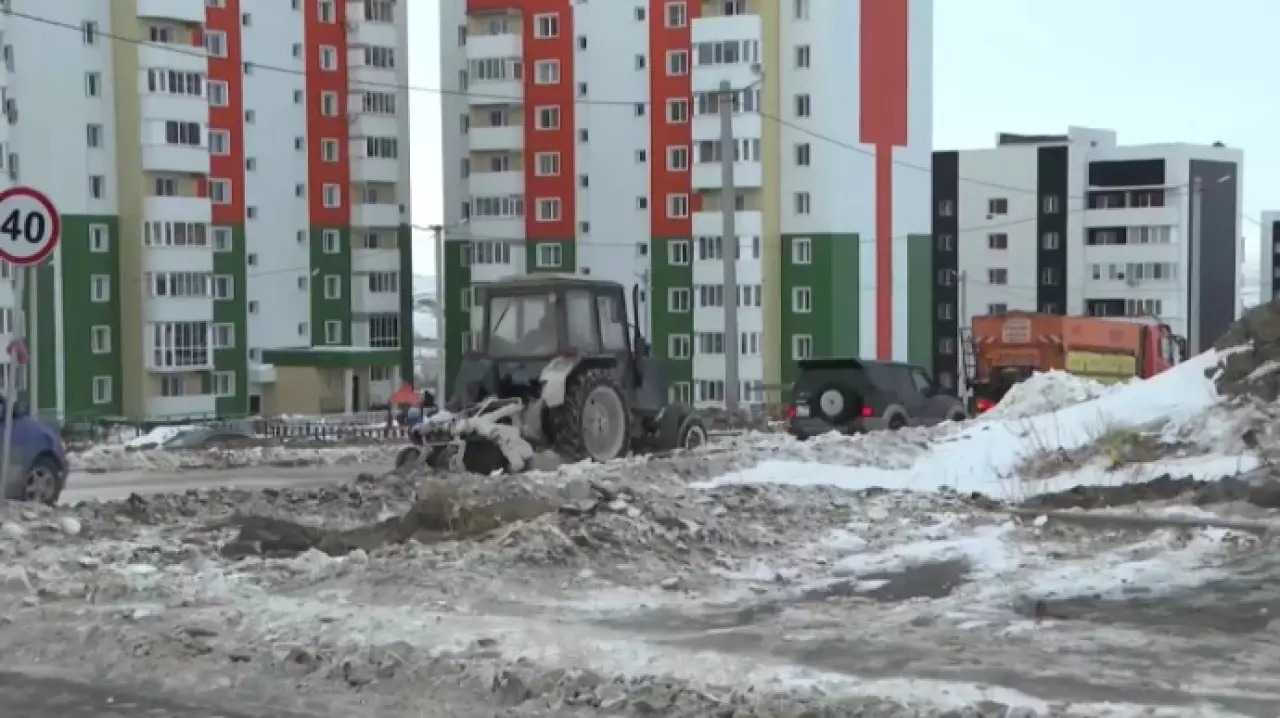 В Усть-Каменогорске не успевают расчищать улицы от снега