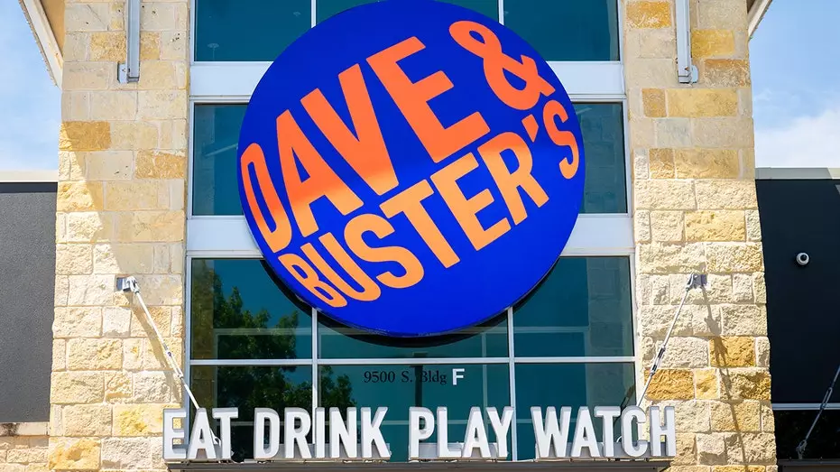 Dave &amp; Buster's предлагает шанс выиграть обручальное кольцо с бриллиантом в игре "Human Crane" в День святого Валентина.