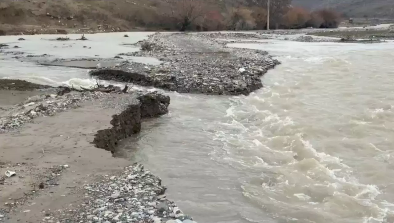 Түркістан облысы Сауран ауданында көпірді су шайып кетті