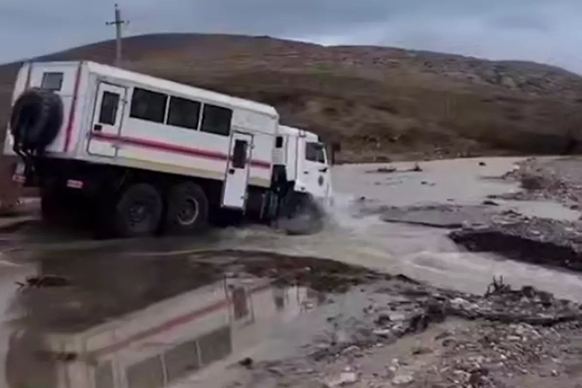 Наводнение отрезало путь: МЧС эвакуировало людей в Туркестанской области