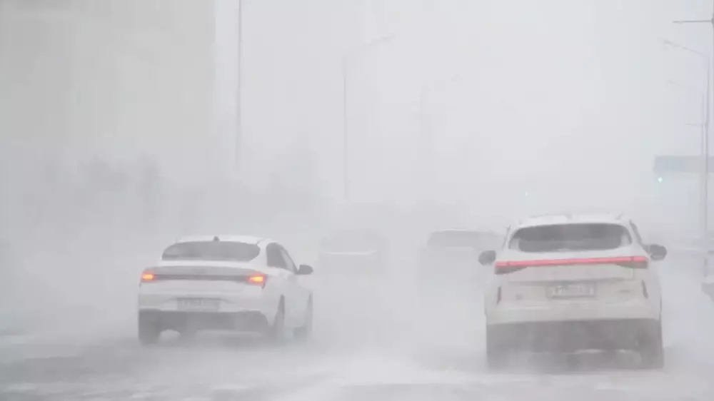 Из-за непогоды ограничили движение ещё в нескольких областях Казахстана